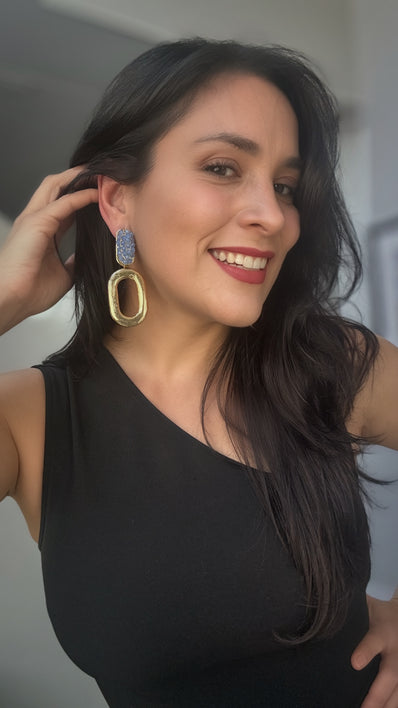 Aretes de Lujo en Dorado con Detalles de Cristales**