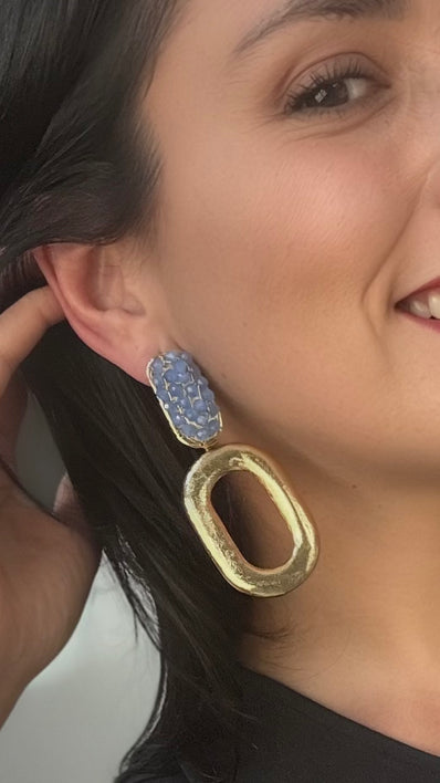 Aretes de Lujo en Dorado con Detalles de Cristales**