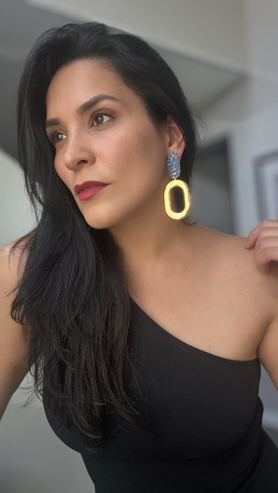 Aretes de Lujo en Dorado con Detalles de Cristales**